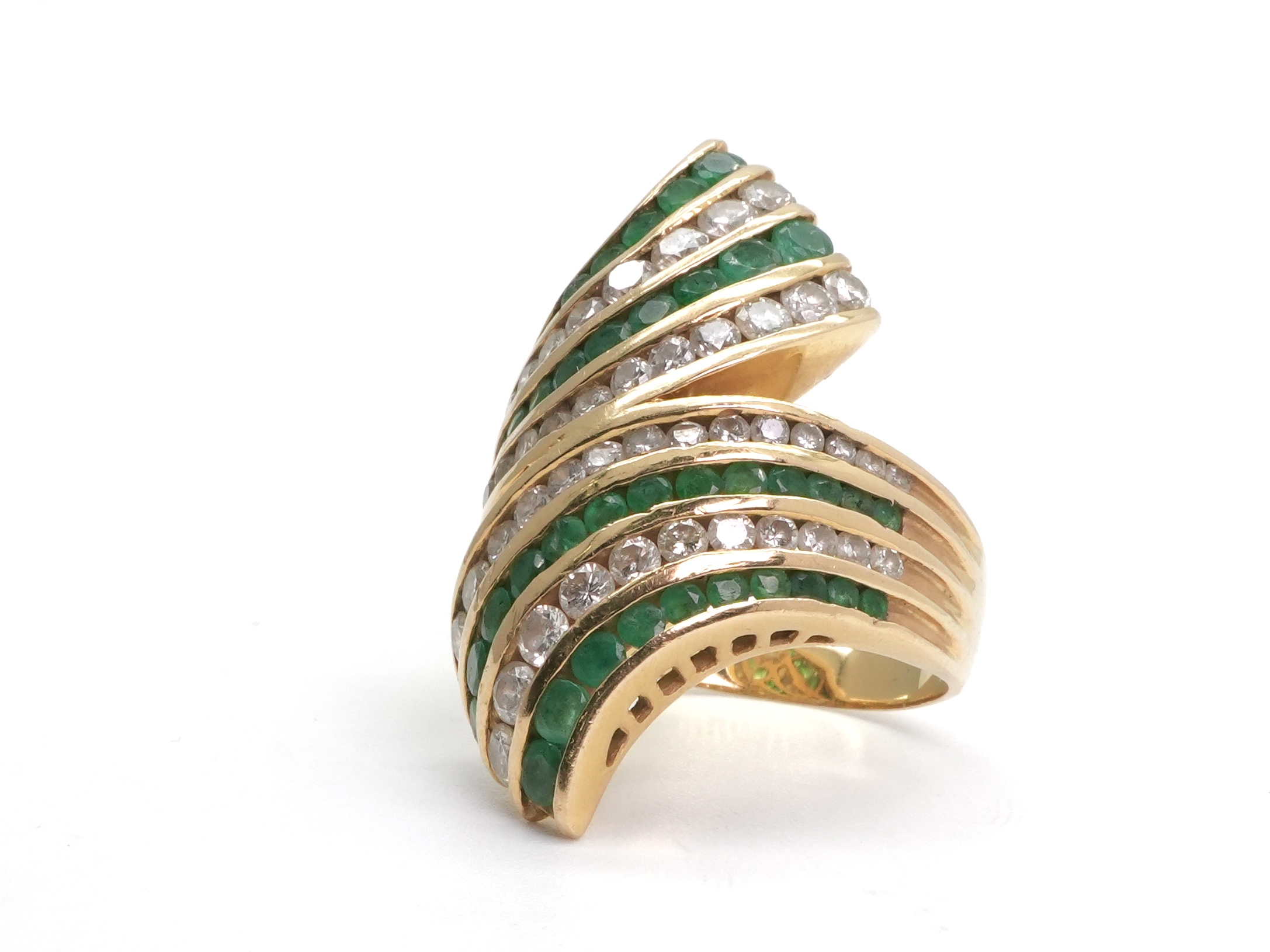 投稿記事「エメラルド ダイヤ リング K18 2.15ct 2.27ctを買取しました！」の商品画像