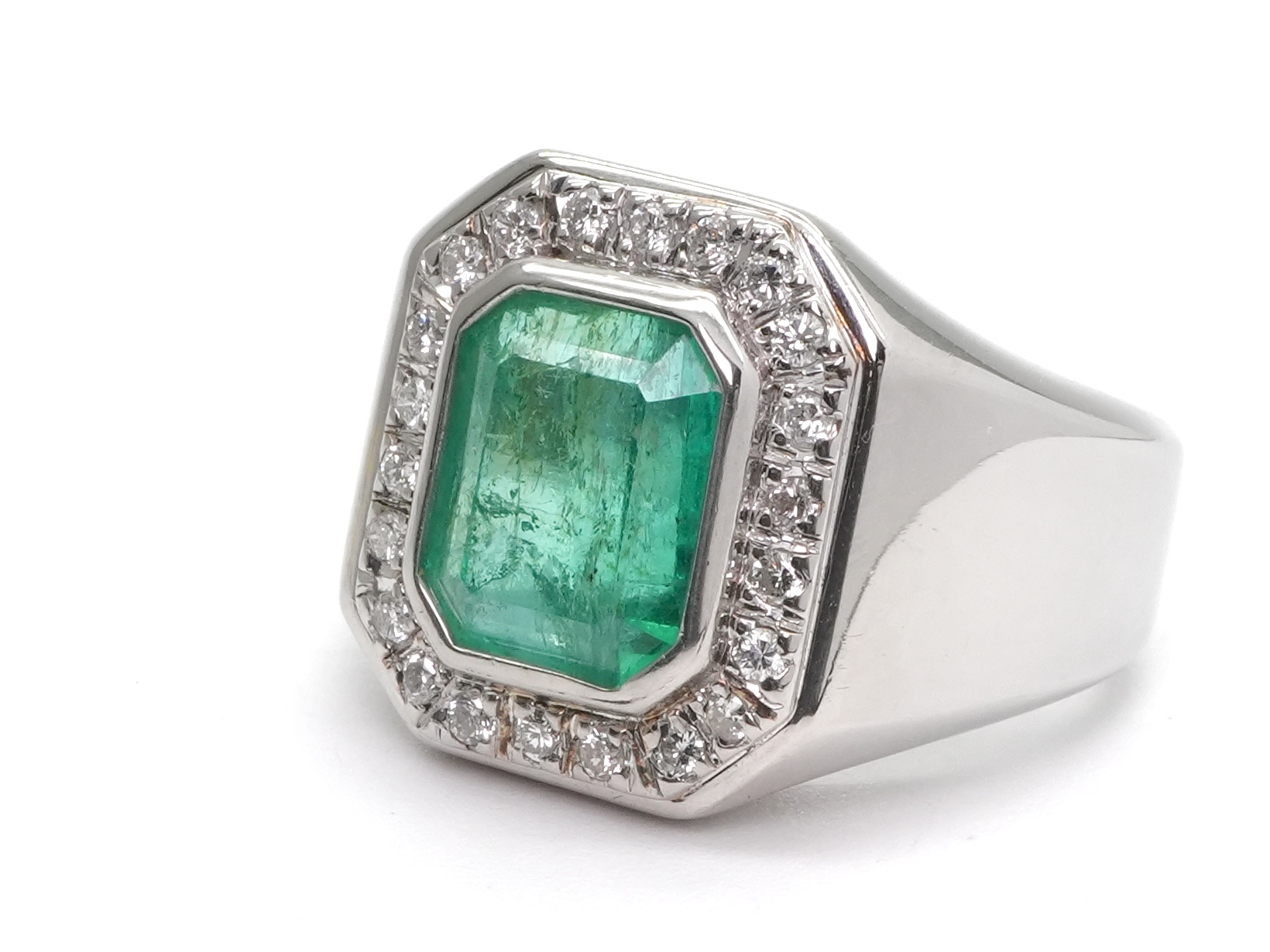 投稿記事「エメラルド ダイヤ リング Pt850 4.57ct D0.32ctを買取しました！」の商品画像