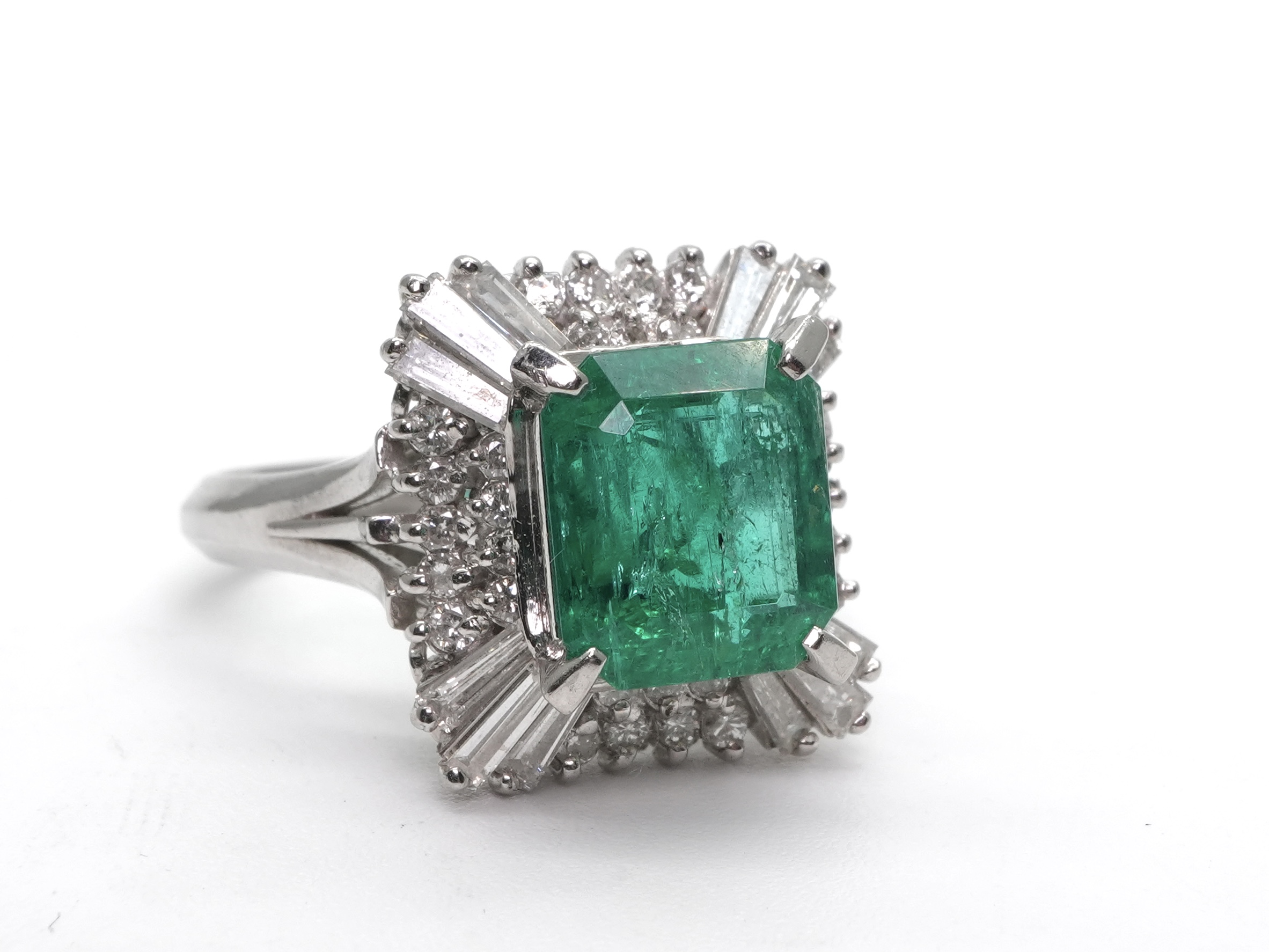 投稿記事「エメラルド ダイヤ リング Pt900 2.60ct 0.97ctを買取しました！」の商品画像