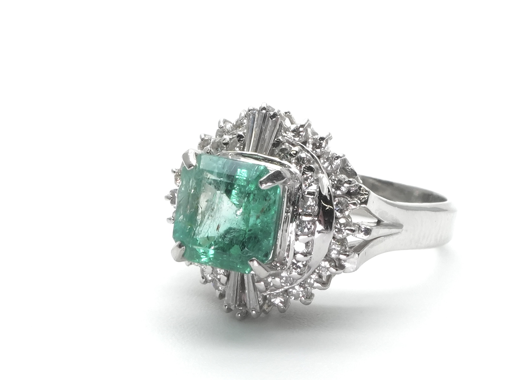 投稿記事「エメラルド ダイヤ リング Pt900 1.85ct 0.53ctを買取しました！」の商品画像