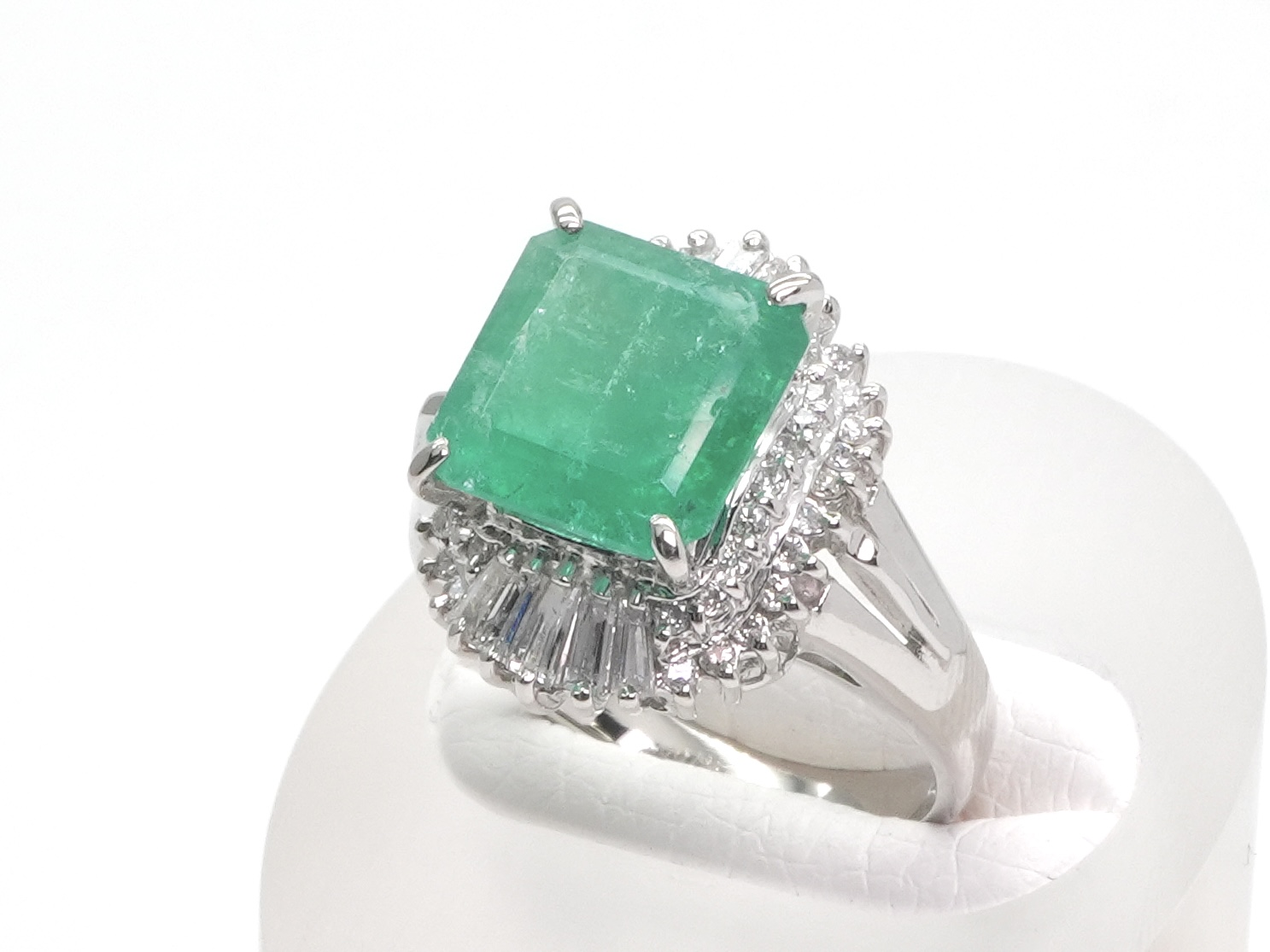 投稿記事「エメラルド ダイヤモンド リング Pt900 3.53ct 0.44ctを買取しました！」の商品画像