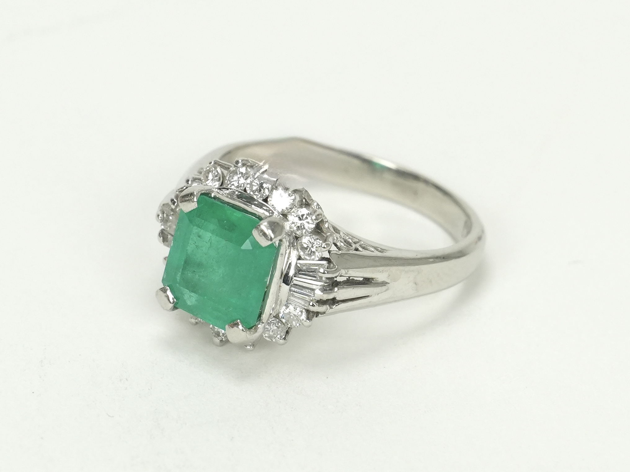 投稿記事「エメラルド ダイヤモンド リング Pt900 1.93ct D0.41ctを買取しました！」の商品画像