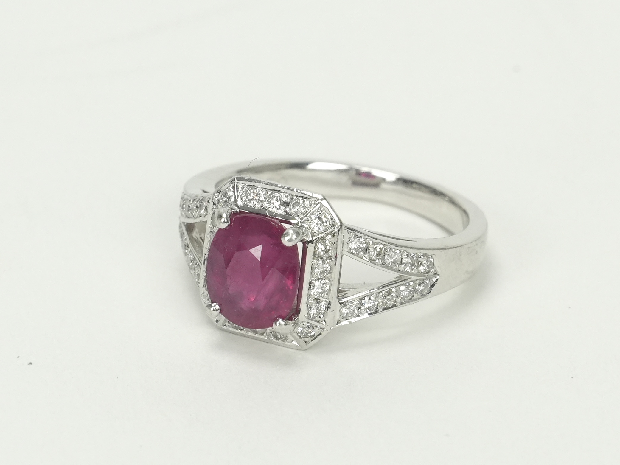 投稿記事「ルビー ダイヤモンド リング K18WG 2.20ct D0.30ctを買取しました！」の商品画像