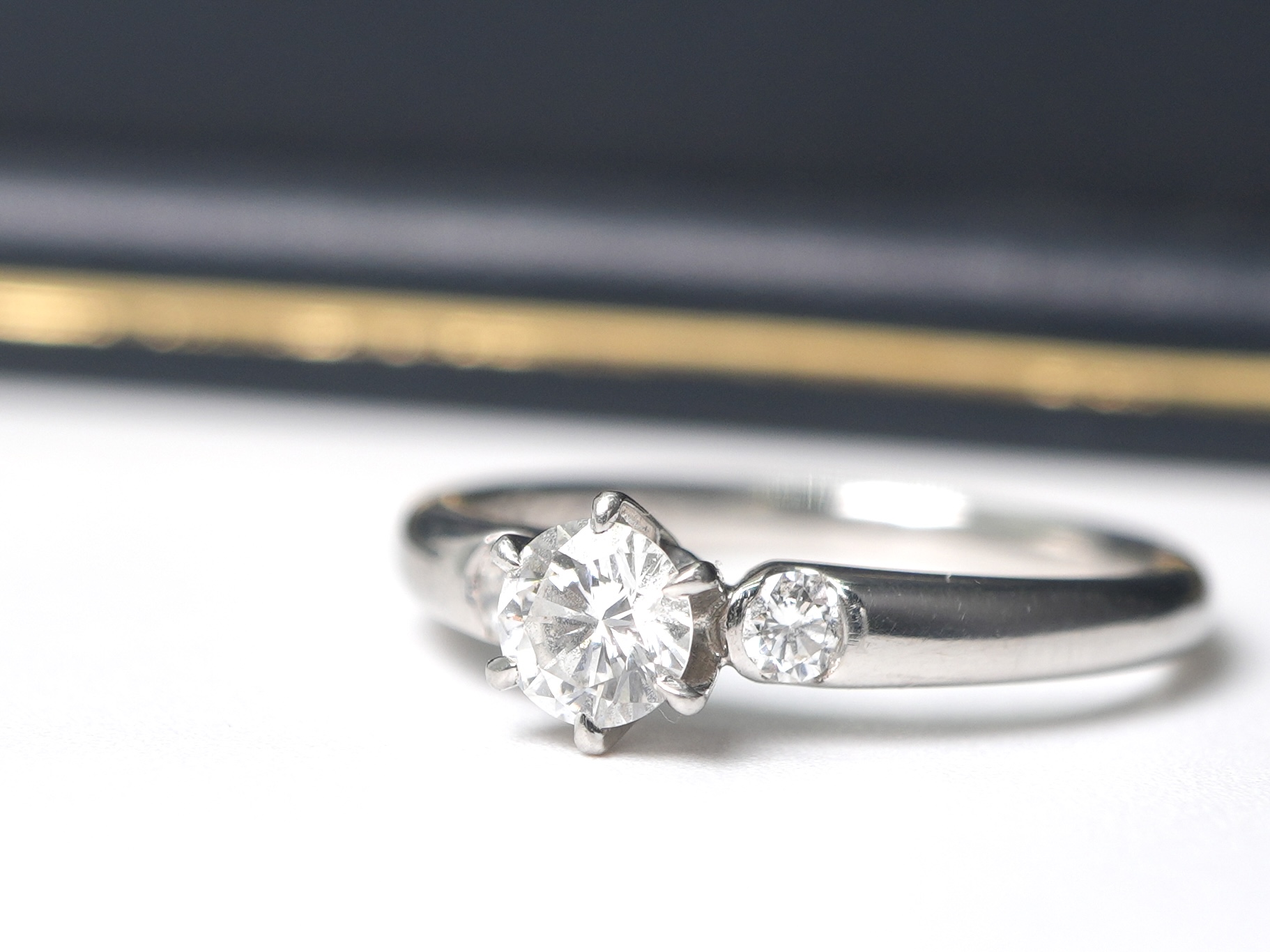 投稿記事「ロイヤルアッシャー ダイヤモンド リング Pt900 0.32ct 0.10ctを買取しました！」の商品画像