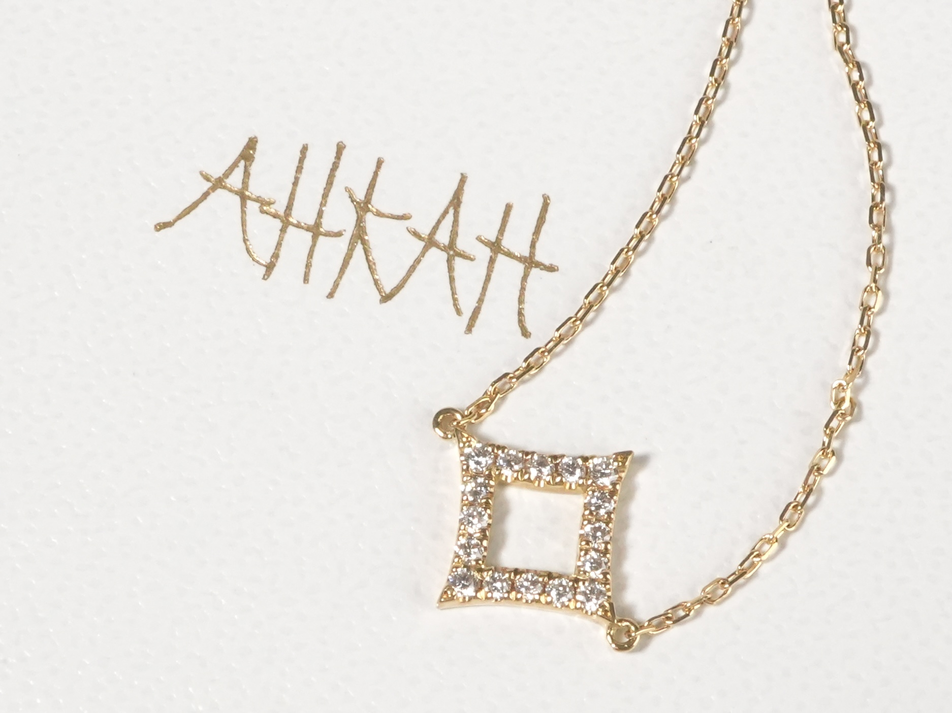 投稿記事「AHKAH アーカー ダイヤモンドシェイプ ブレスレット K18を買取しました！」の商品画像