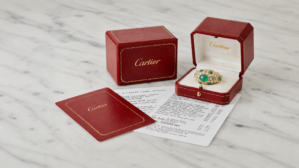 付属品が揃っているカルティエのエメラルドリングのイメージ画像