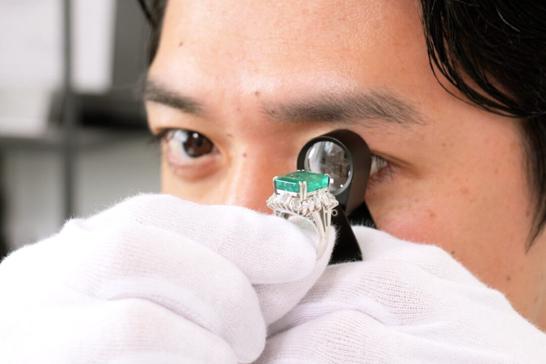 エメラルドを査定するおもいお鑑定士の画像