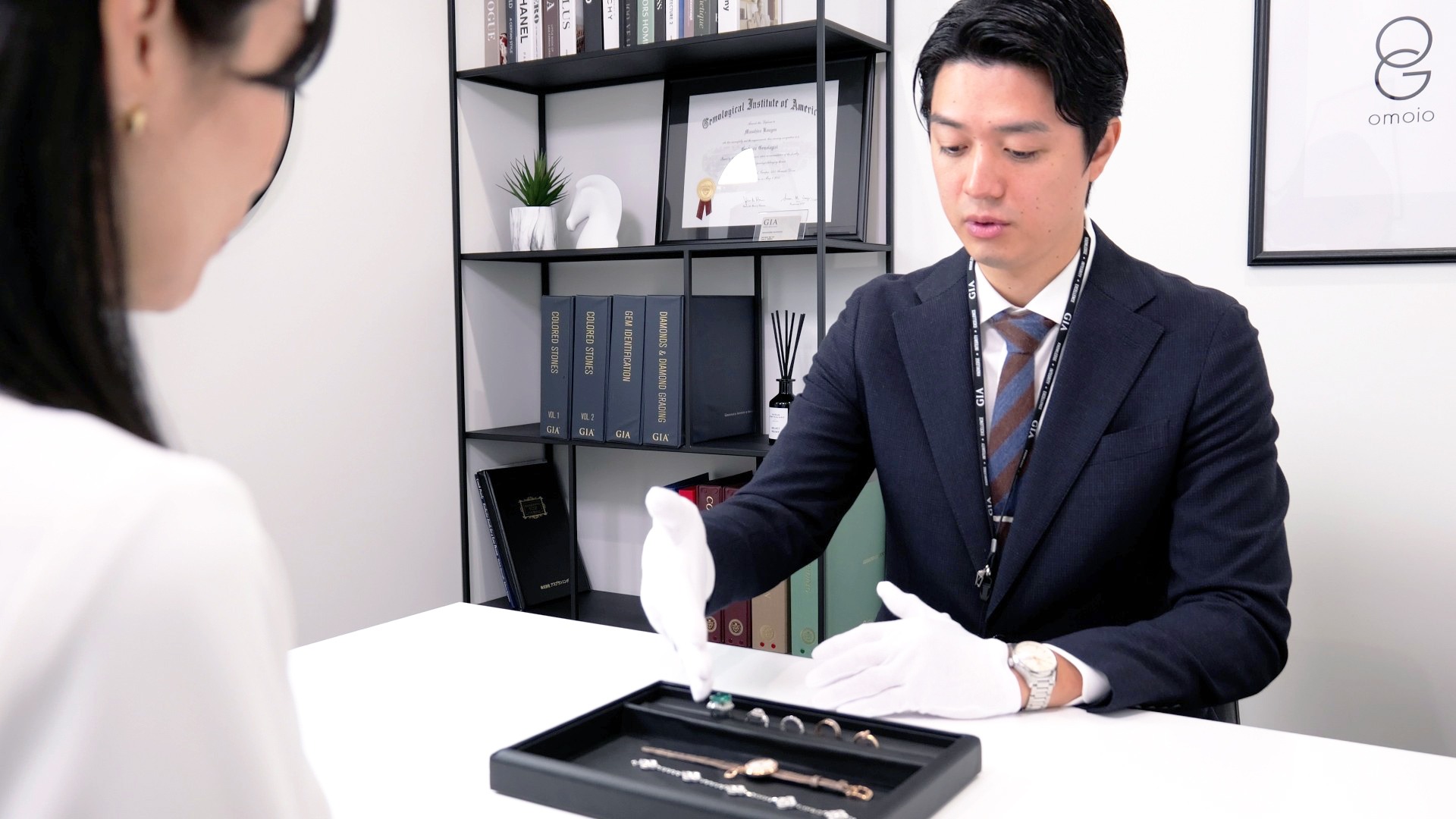 銀座本店で対面査定をするおもいお鑑定士のイメージ画像