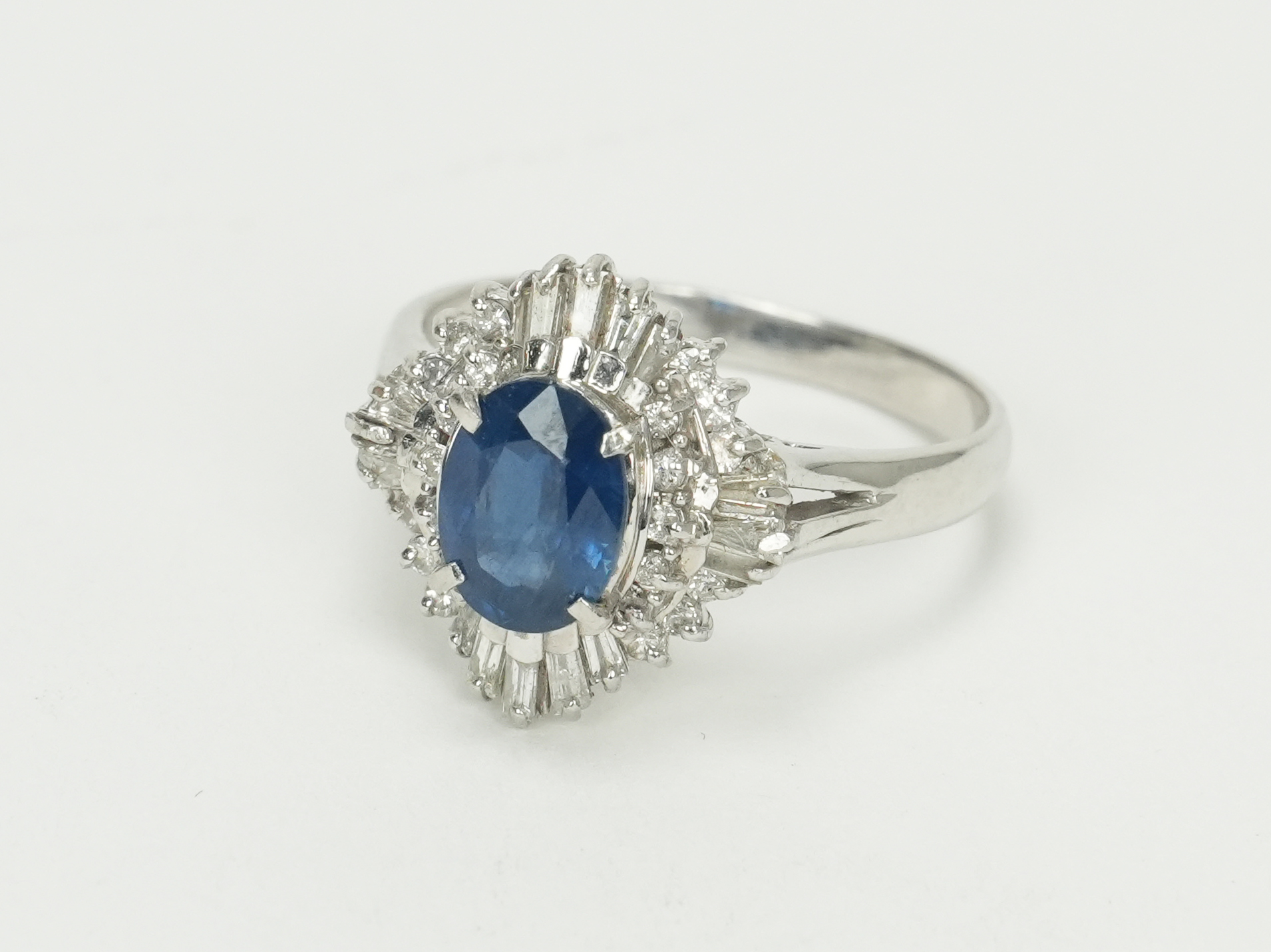 投稿記事「サファイア ダイヤモンド リング Pt900 1.20ct D0.40ctを買取しました！」の商品画像