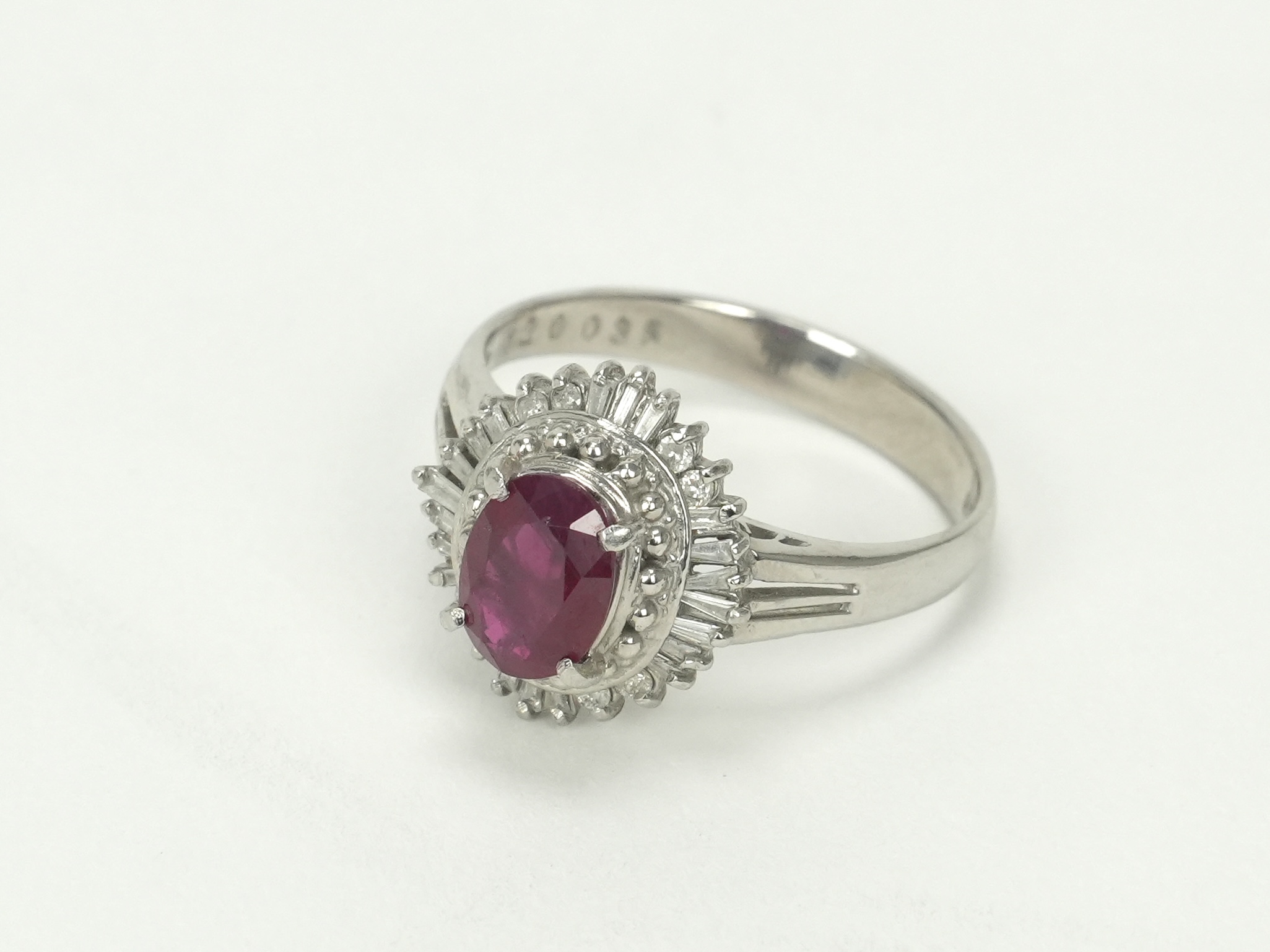 投稿記事「ルビー ダイヤモンド リング Pt900 1.20ct D0.35ctを買取しました！」の商品画像