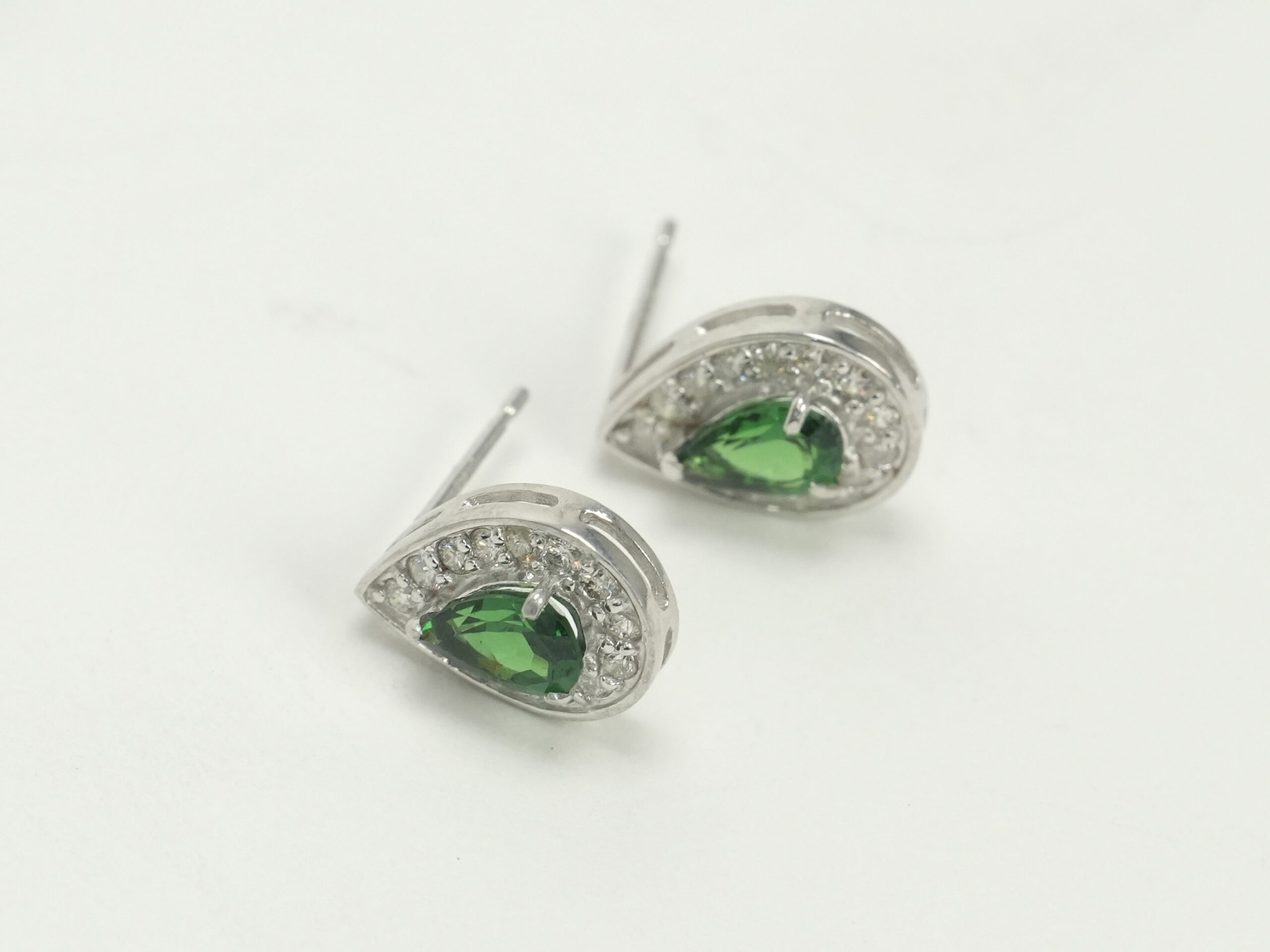 投稿記事「エメラルド ダイヤモンド ピアス K18WG 1.20ct D0.40ctを買取しました！」の商品画像