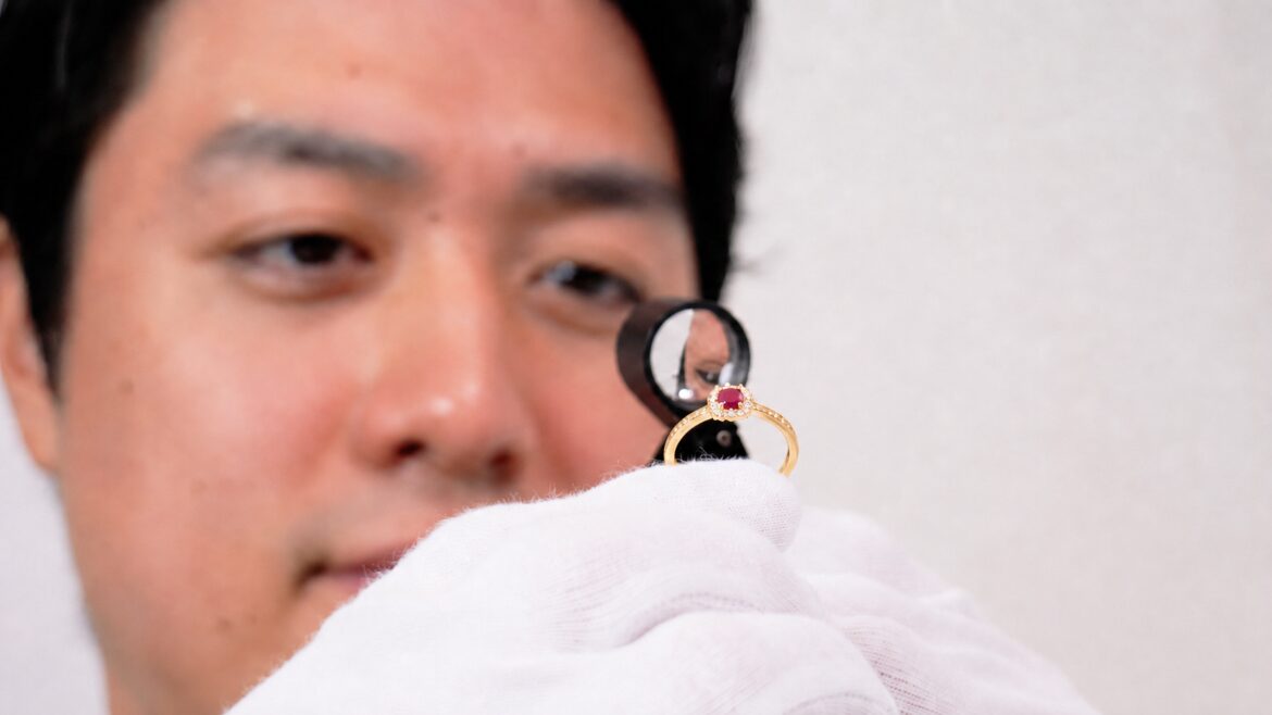 金ジュエリーを査定するおもいお鑑定士