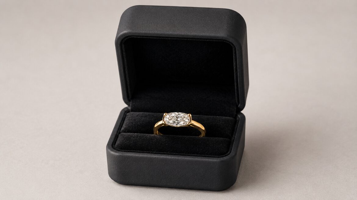 横向きのイーストウェストセッティングの婚約指輪がジュエリーボックスにセットされている画像