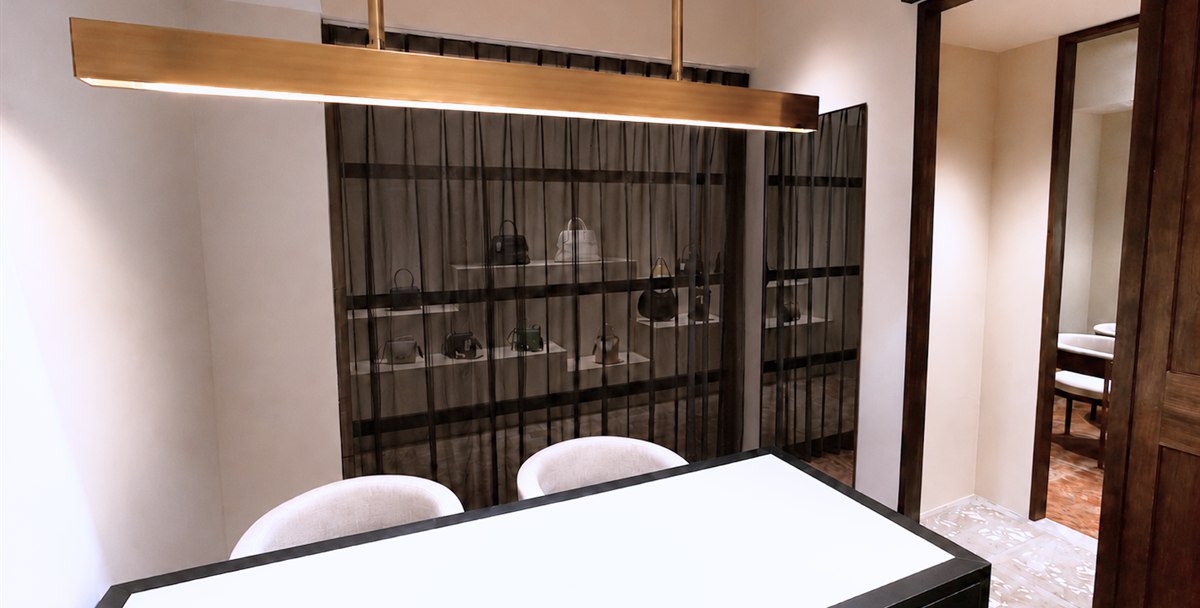 おもいお銀座本店の査定ルームです。個室のテーブルで、専門の鑑定士がお品物を拝見します。