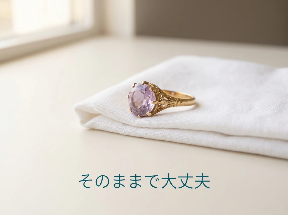 布の上に置かれた、色の少し薄いアメジストの指輪