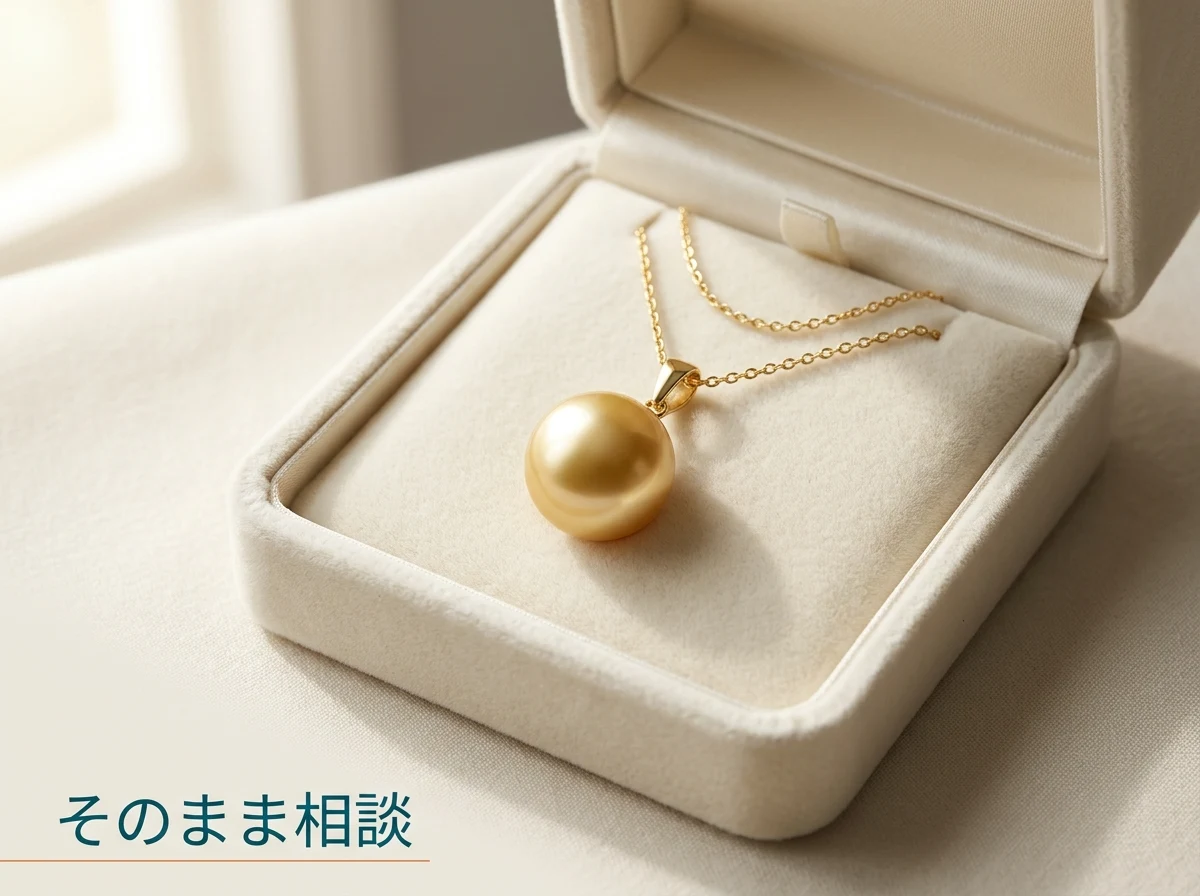 開いたジュエリーボックスに入ったままの金色の真珠のペンダント