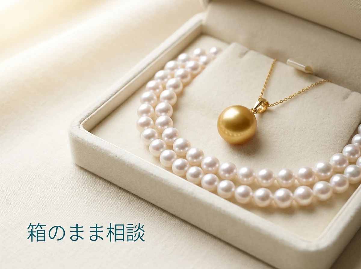 開いたジュエリーボックスの中に入ったままの真珠のネックレス