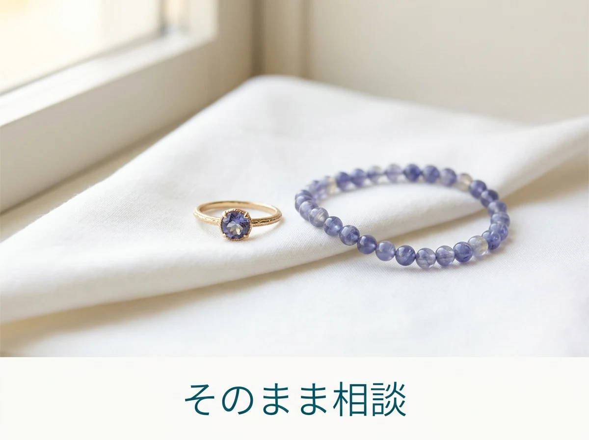 布の上に置かれた小粒のアイオライトの指輪とブレスレット