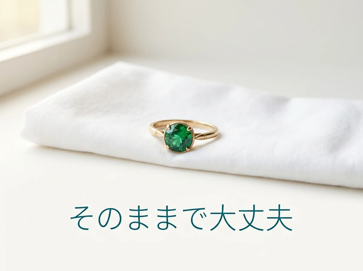柔らかい布の上に置いたままの緑の石の指輪