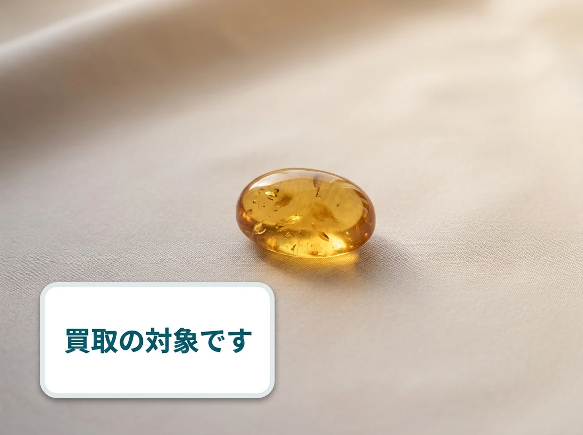 琥珀のルースを布の上に置いた写真