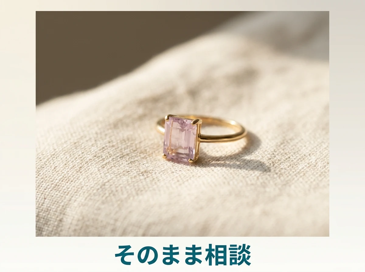 色が淡く、角が少し欠けたクンツァイトの指輪の写真