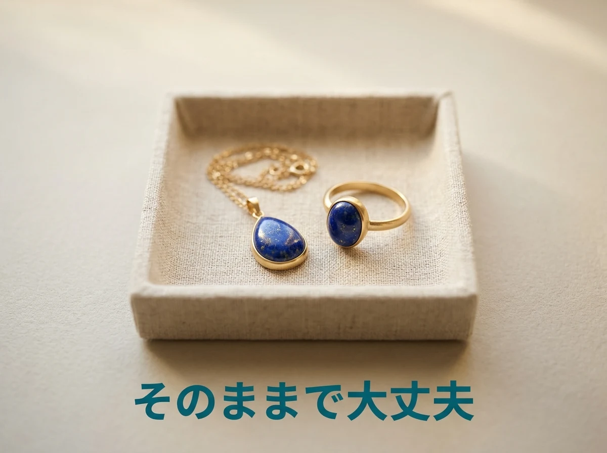 布張りの小さなトレーに並べた、濃い青の石のペンダントと指輪